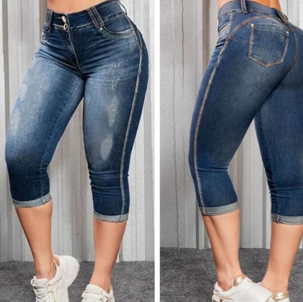 Women's Distressed Blue Denim Capri Jeans. Size S/4
